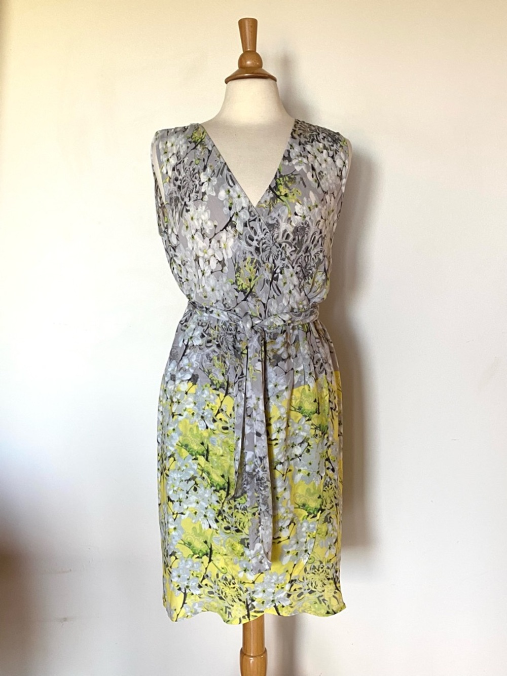 NIC and Zoe Floral V-Neck Sleeveless Dress in Gray and Yellow Medium